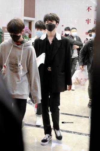 帅气儿子刘耀文机场图