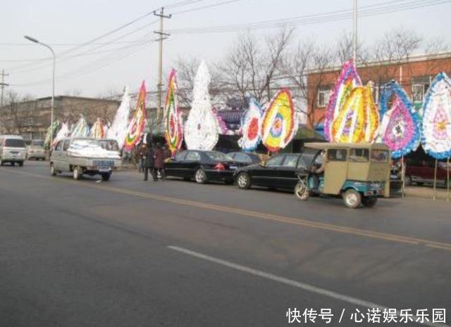 当"婚车"遇"出殡车",应该哪辆车先走?老一辈说出了答案
