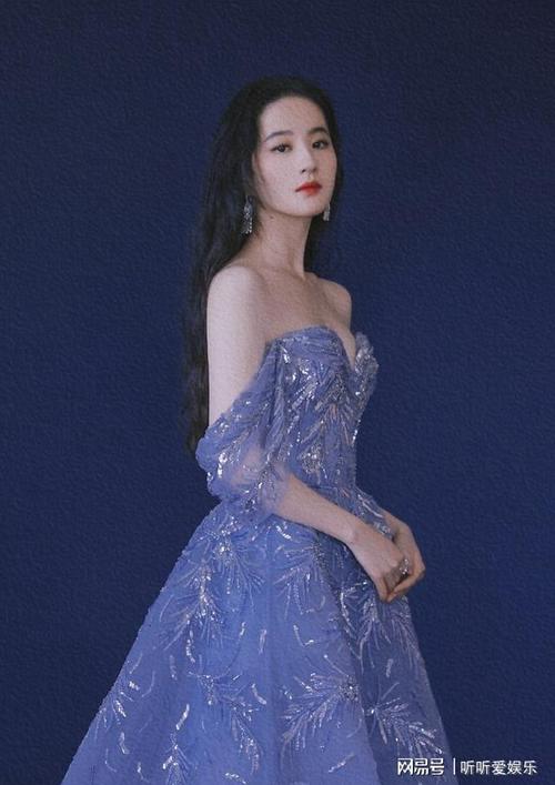 刘亦菲状态真好淡紫色露肩长礼服黑色卷发披在肩上显大气