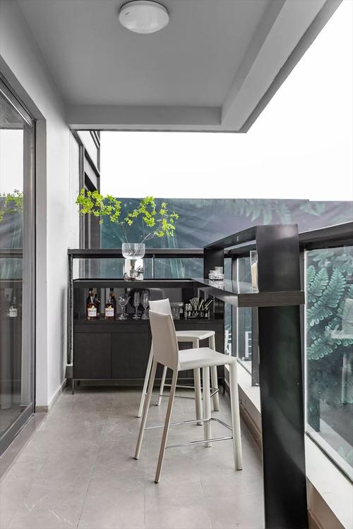 旖旎风景宜佐酒,在阳台区域设置了水吧,香槟驱赶一日的疲惫,微风赶走