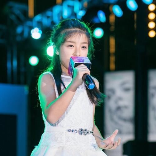  p>谭芷昀,女,出生于中国香港,是一名歌手.2016年6月10日,在《家驹.