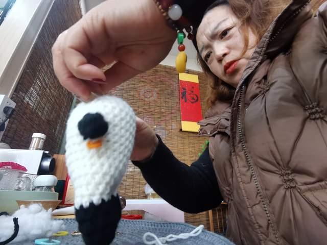 江苏苏州编织达人张晓琴巧手钩出毛线版冰墩墩