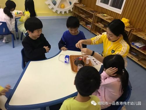 郑老师有条不紊的配合着主班老师的班级工作,和班级老师的合作默契