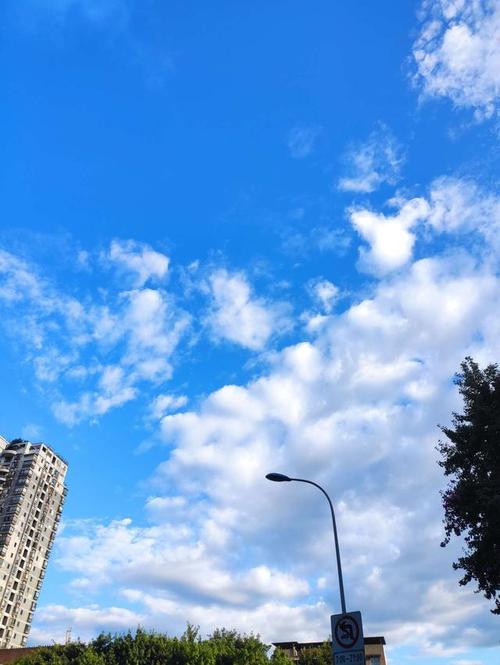 「赏云」晴空万里,云朵是最美的点缀,也是仰头就能触及的风景