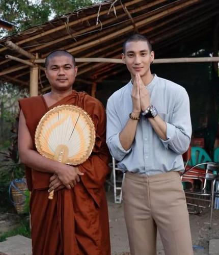 2018年,他被buzzfeed评选为东南亚23个大帅哥之一;2019年被《缅甸时报