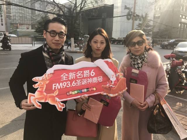 主播周赫接到了听众,一家三口哦~ 周赫半张脸与幸福的一家三口~ 四屏