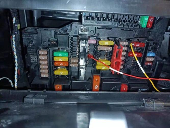 宝马各车系保险盒位置及取电说明,新增x1,20款3系附小