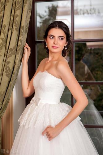 新娘 front view of beautiful young woman posing outside 美国新娘