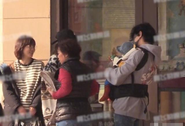 罕见同框刘诗诗带儿子游迪士尼吴奇隆一路逗弄儿子哄妈妈开心