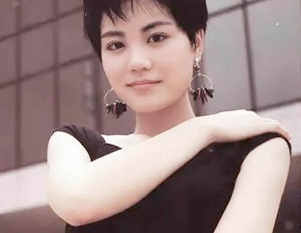 王菲个人资料旧照曝光 罕见短发造型美到骨子里