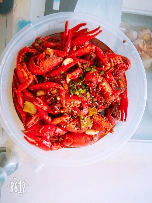 弟妹在餐厅打包回来的大龙虾,味道很鲜美!