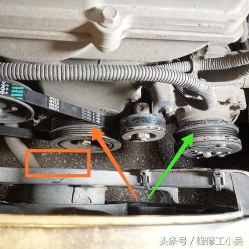 我们来简单比较一下,下图橙色区域所示,这是换的发电机皮带,绿色区域