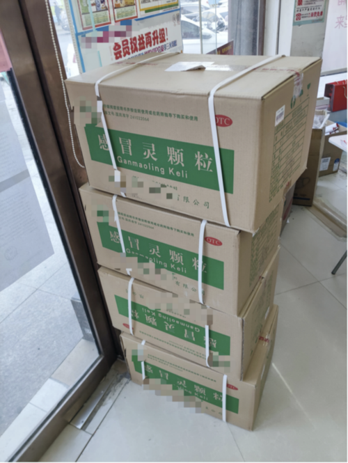 (郑州某药店内刚到货的感冒药,拍摄:张克瑶)需要实名登记的不只是郑州
