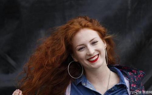 爱尔兰办红头发大会 比比谁最红