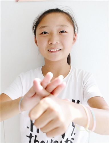 一名聋哑学生用手语对老师说"我爱你"