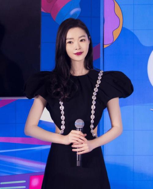 宋轶人美身材更好,小黑裙展现曼妙腰线,猫系长相慵懒勾人|泡泡袖|短裙