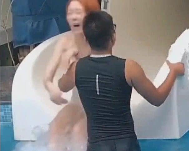 小姐姐玩水上滑梯遭工作人员"揩油",还得表示感谢!