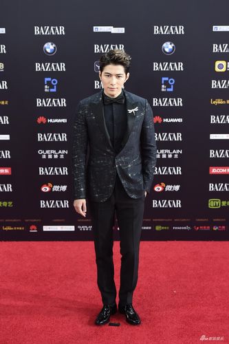 组图:陈学冬亮相红毯 一袭黑色西装帅气十足