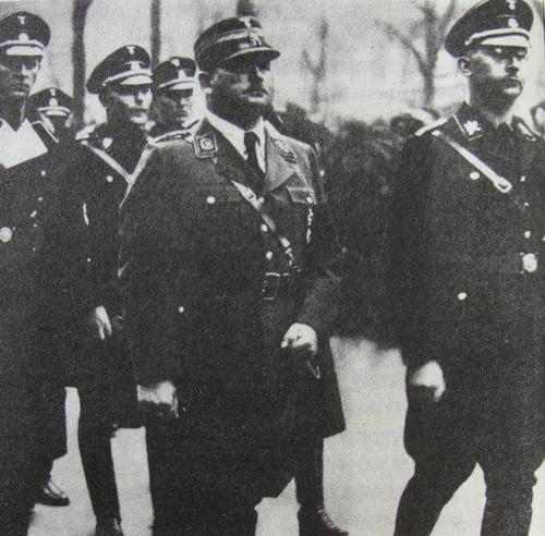 1933年纳粹武装冲锋队首领恩斯特.罗姆和希姆莱(右)