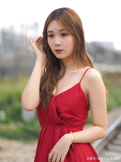 小姐姐堪称素颜女神,花容月貌下一袭红色连衣裙尽显繁华
