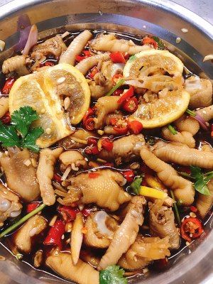 鸡爪最好吃的做法,用柠檬来秘制,酸辣爽口又开胃,吃得