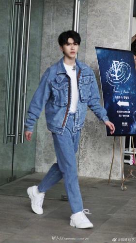 蔡徐坤综艺图曝光!牛仔衣阳光帅气