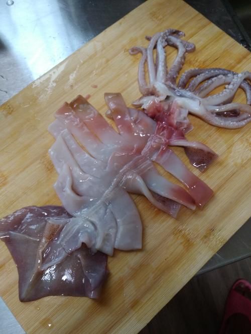 1鱿鱼清理干净后切花刀.