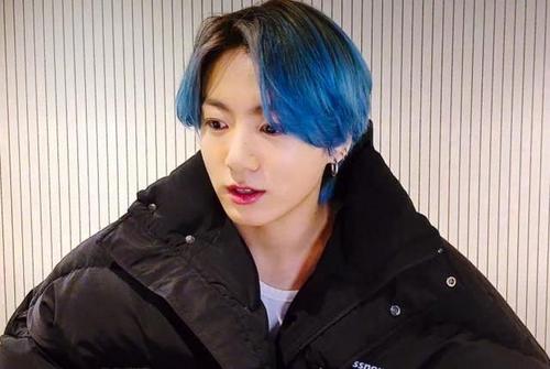 bts田柾国直播吃减肥餐,穿旧衣太节俭,蓝发剪短更帅谈