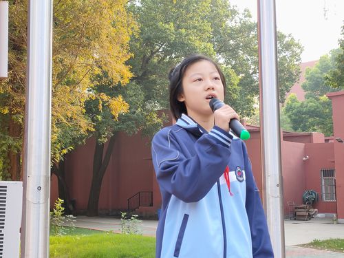 七(3)班学生代表王佳乐同学发表国旗下的讲话
