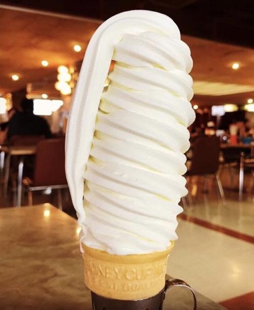 这是什麼巨无霸冰淇淋吗!