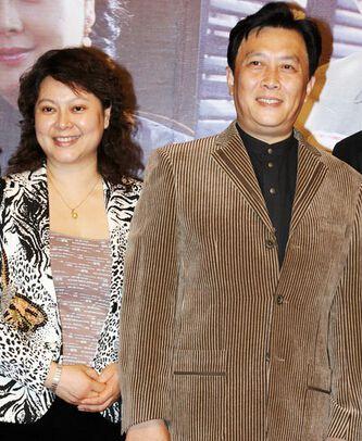 65岁唐国强和二婚混血美女妻子近照,前妻在除夕夜自尽