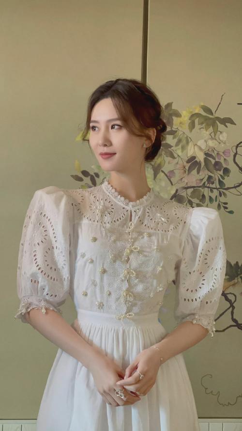 镂空泡泡袖长裙# 刘诗诗今日活动造型,纯白镂空泡泡袖长裙好有气质啊
