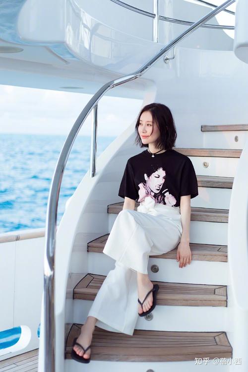 被舒畅的好身材"迷住了",穿薄纱裙一点也不遮掩,真不怕走光