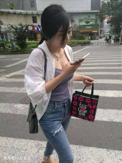 街拍:马路中间玩手机的小姐姐,近看有韵味的成熟女人