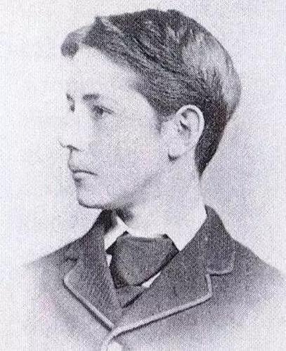 王尔德在1900年去世后,被葬在巴黎的拉雪兹神父公墓, 与他合葬的是