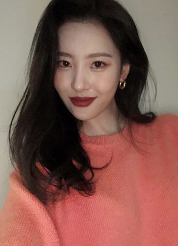 李宣美妩媚红唇自拍照图片