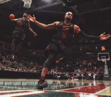 是一副韦德张开双臂,然后身后詹姆斯扣篮的图!谢谢了!