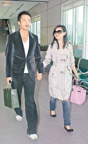 汪小菲当众亲大s额头 十指紧扣大秀甜蜜