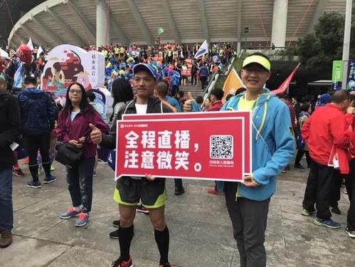 在现场,憨态可掬的易小宝,正能量满满的马拉松口号!