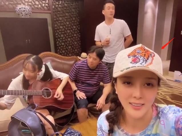 视频中有4个人,在拍视频的是杨子一,毕福剑坐在后边的沙发上.