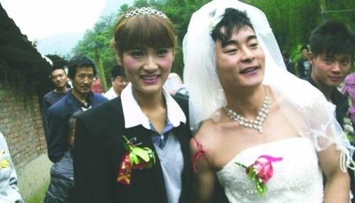 新郎穿上洁白的婚纱,而新娘则女扮男装穿上西服,"迎娶"新郎过门.