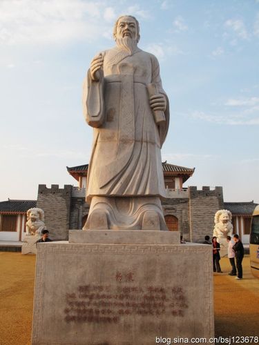 大将军邓骘闻杨震贤而辟之,举茂才,四迁荆州刺史,东莱太守.