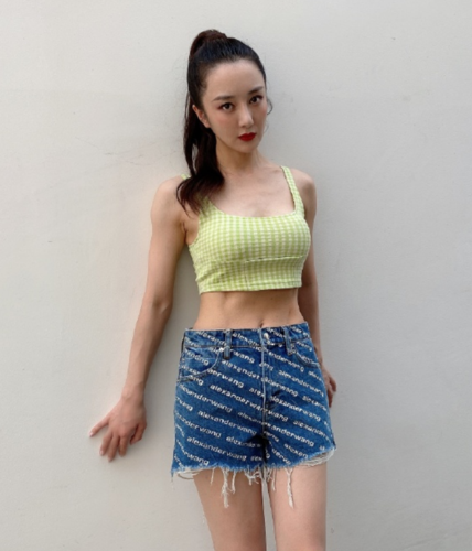 随着时间的流逝,现在的李依晓也已经是步入中年年龄段的女子了,可叫