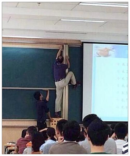 学生拍下老师上课奇葩照,笑翻了全校同学,网友:你明天