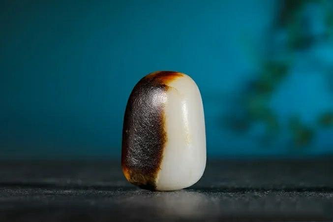 为什么和田玉籽料皮色不同价值也会相差巨大呢?