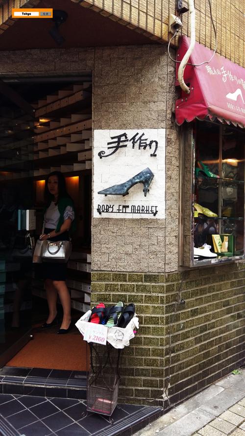 一家手工鞋店,看招牌就一目了然.