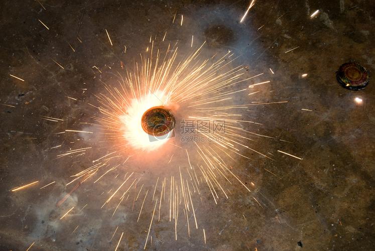 夜晚地面上的烟花