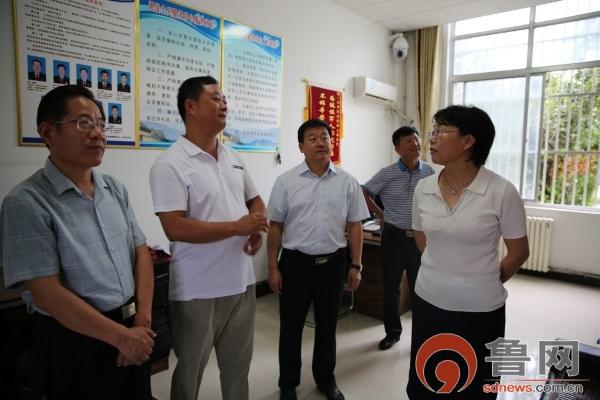 山亭区委常委,政法委书记李霞,山亭区政府副区长齐健为法律援助工作站