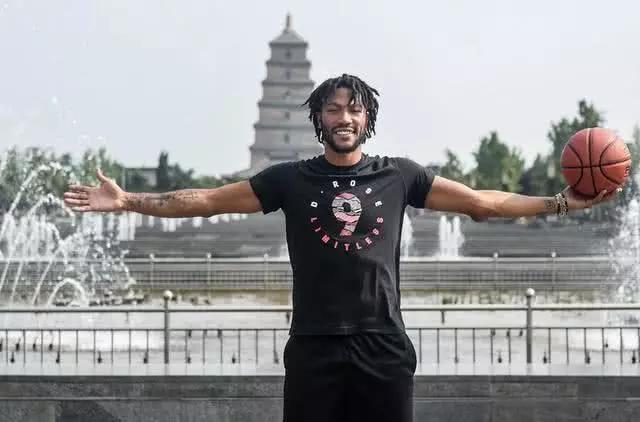 中西结合!罗斯穿上戏服玩篮球?过了一次中国人的瘾!