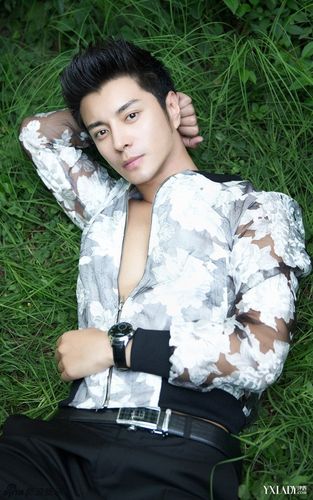 组图:杜俊泽秋意写真曝光 透视装秀肌肉线条